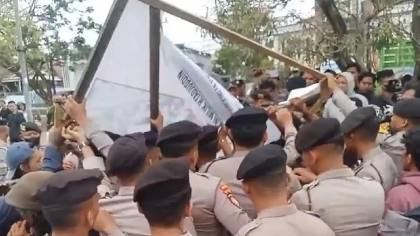 Eksekusi Lahan di Bypass Kendari Sempat Ricuh, Warga Sobek-Bakar Dokumen Sebelum Bangunan Dirobohkan