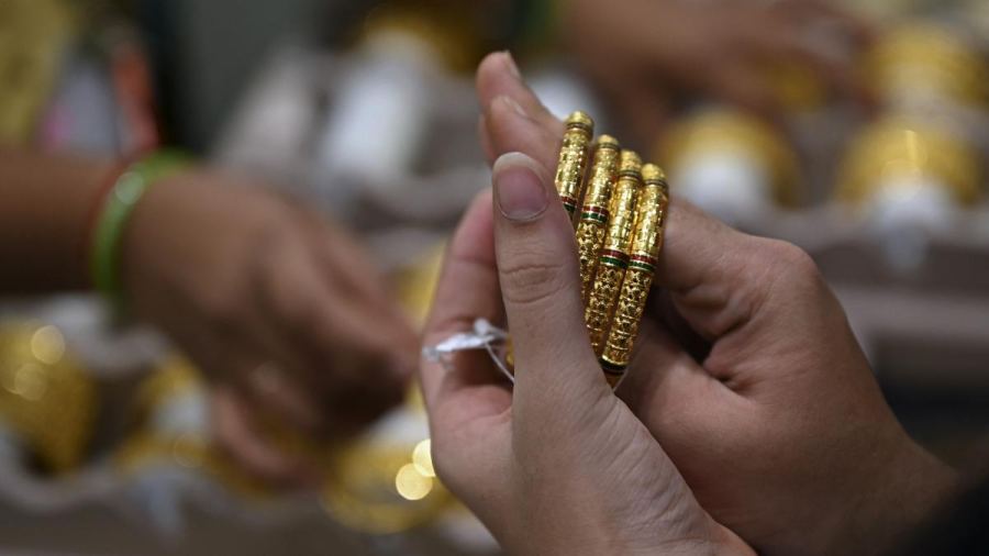 Harga Emas Hari Ini Loyo Tersengat Lonjakan Dolar AS