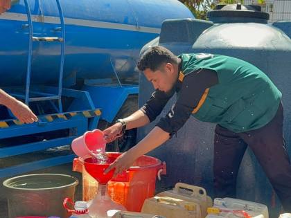 Bantu Warga Terdampak Kekeringan di Ujung Tanah, WIZ Salurkan Sedekah Air Bersih di Cambayya