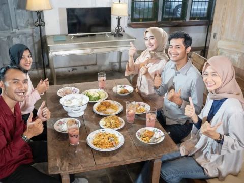 Khutbah Jumat: Memudahkan Urusan Orang Lain, Jalan Menuju Ridha Allah