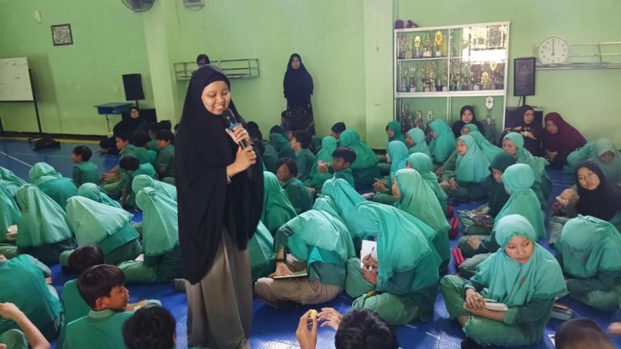 Siswa Sekolah Kreatif Baratajaya Bongkar Bahaya Gula