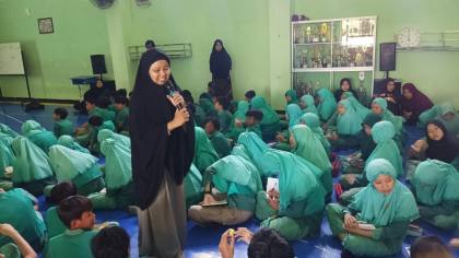Siswa Sekolah Kreatif Baratajaya Bongkar Bahaya Gula