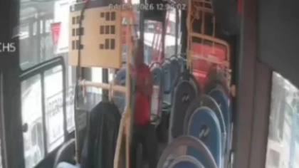 Detik-detik Pria Curi Tablet dan Macbook di TransJakarta