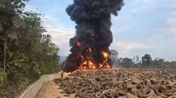 Tumpukan Ban Bekas di Halmahera Tengah Terbakar, Langit Dipenuhi Asap Hitam