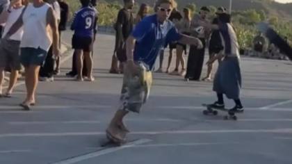 Viral Turis Asing Main Skateboard di Tengah Jalan Mandalika, Ternyata Begini Alasannya
