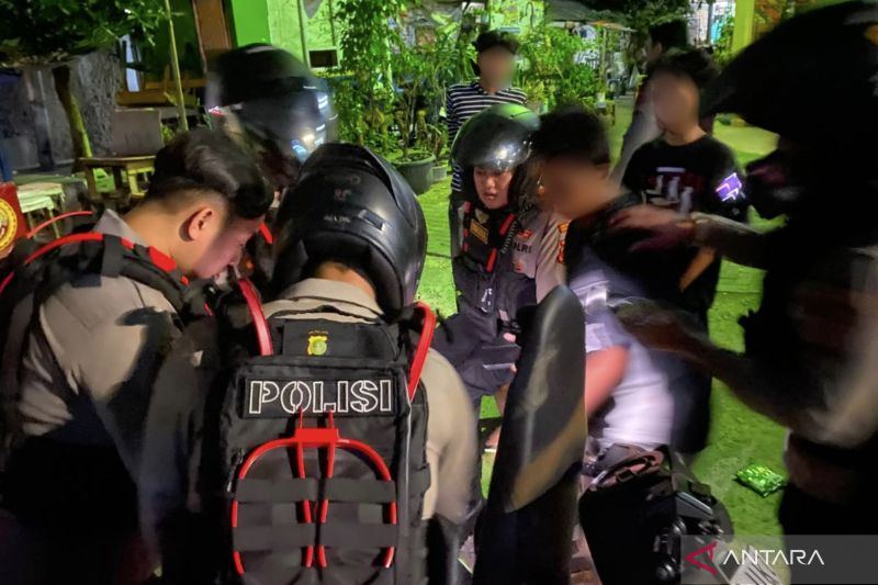 Diduga bawa ganja, Polisi tangkap empat remaja di Jakut