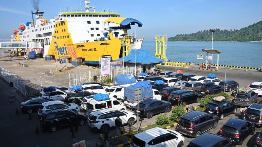 ASDP Kerahkan 24 Kapal Atasi Antrean Ketapang