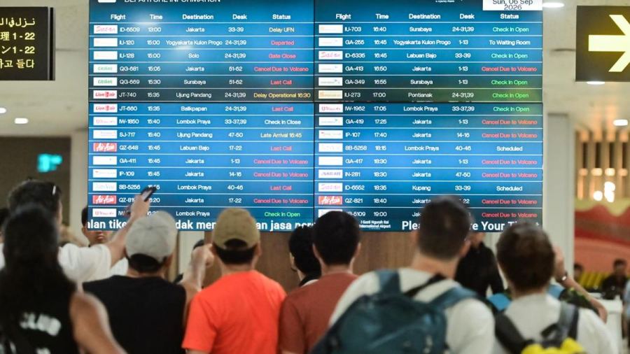 FOTO: 42 Penerbangan di Ngurah Rai Batal Imbas Erupsi Anak Krakatau