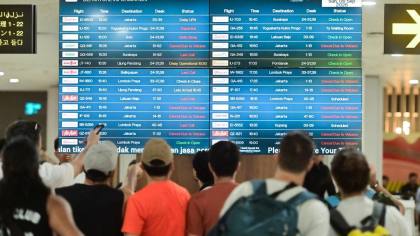FOTO: 42 Penerbangan di Ngurah Rai Batal Imbas Erupsi Anak Krakatau