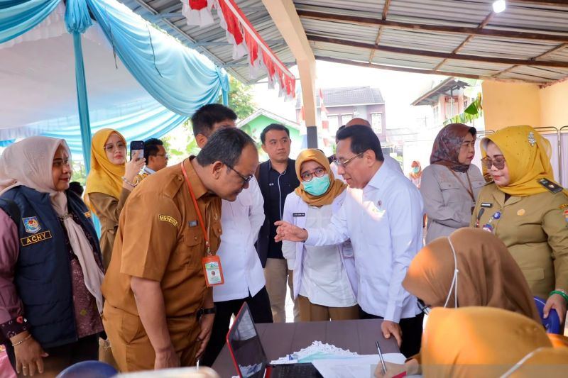 Kemenkes hibahkan alat portable X-ray untuk skrining TB di Palembang