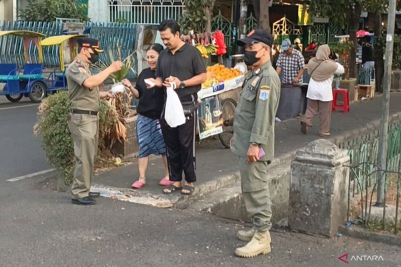 Satpol PP Jakpus bagikan 4.000 masker antisipasi abu vulkanik