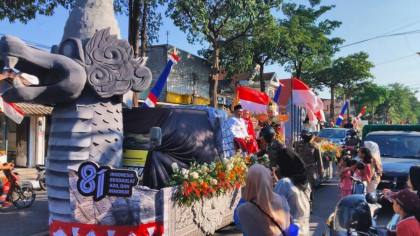 Dua Puluh Empat Mobil Hias Warnai Kemeriahan Gresik Merdeka Carnival 2026