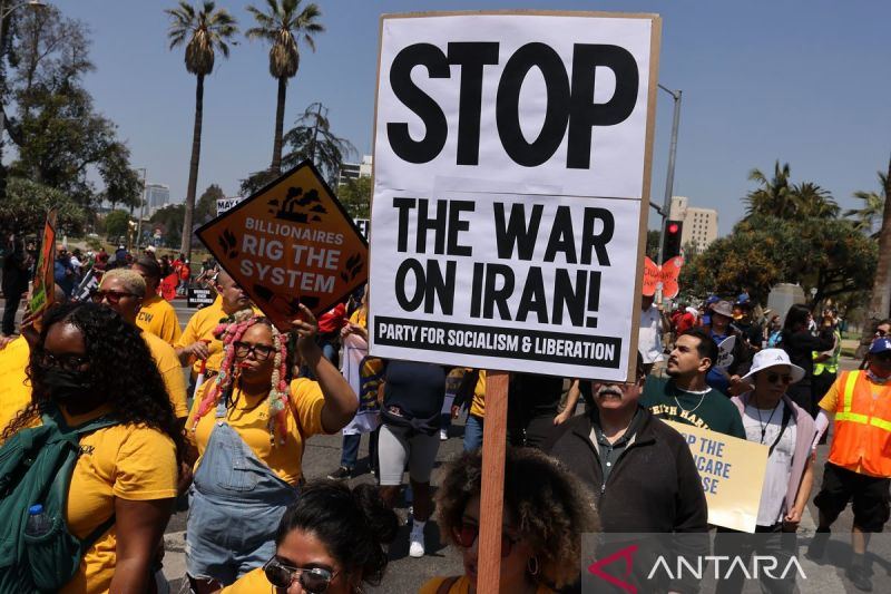 NYT: Perang melawan Iran bebani kapal induk AS