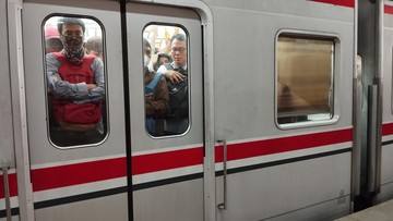 Mobil Tertemper KRL di Jalur Tanah Abang-Karet, Perjalanan Sempat Terganggu