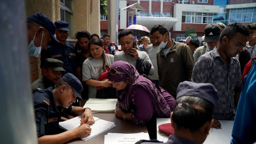 Potret Sesaknya Rumah Sakit Kathmandu Dibanjiri Keluarga Korban