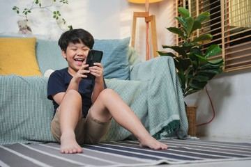 Studi: Terlalu Sering Bermain Gadget Bisa Bikin Prestasi Anak di Sekolah Jadi Jeblok