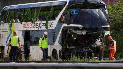 Horor! Bus Bawa 50 Siswa Ringsek Usai Tabrakan di Tol-Puing Berserakan