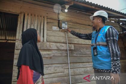 52 KK kurang mampu di Sigi terima bantuan pasang baru listrik gratis