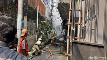 Api Masih Berkobar di Permukiman Gambir Jakpus, Asap Hitam Membubung
