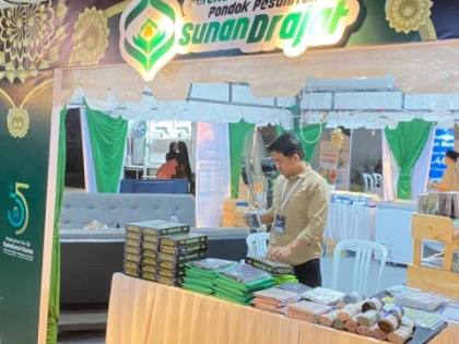 Pesantren Sunan Drajat Kenalkan Produk Kreatif Santri di Bazar Muktamar NU