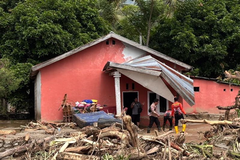 BPBD laporkan 12 rumah warga rusak akibat banjir bandang di Parimo