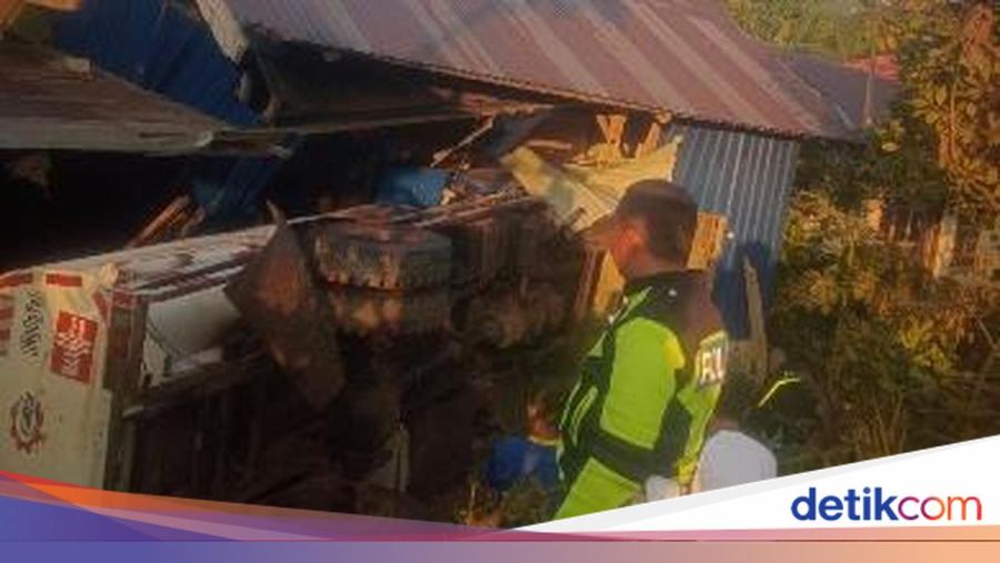 Truk Tangki BBM Tabrak Rumah Warga di Konawe gegara Sopir Diduga Ngantuk