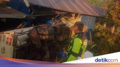 Truk Tangki BBM Tabrak Rumah Warga di Konawe gegara Sopir Diduga Ngantuk