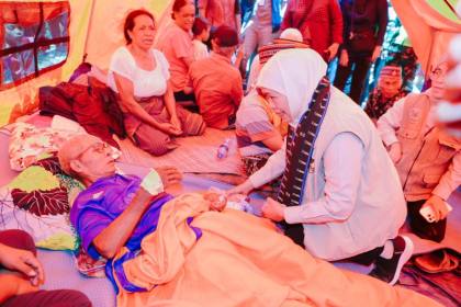 Khofifah beri penguatan bagi warga pengungsi gempa Manggarai Timur