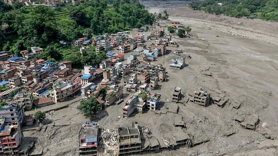 FOTO: Ratusan Turis Asing Hilang Imbas Banjir Perbatasan Nepal-China