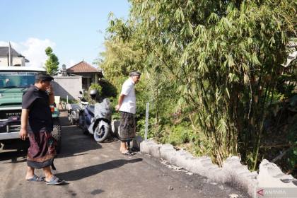 Bupati Gianyar Bali awasi proyek pengerjaan jalan kabupaten