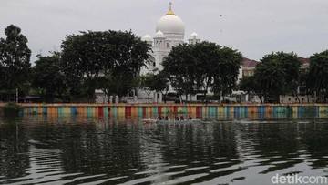 Heboh WN Aljazair Berendam di Danau Sunter Ngakunya Ritual, Kini Dievakuasi