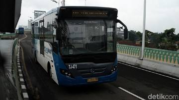 TransJ 'Jalur Langit' Terlambat Gegara Truk Mogok, Penumpang Numpuk di CSW