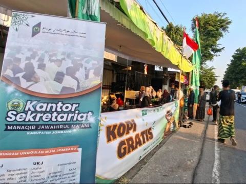 Sepanjang Jalan Utama Kawasan Muktamar Ke-35 NU, Tersedia Stan Minuman dan Makanan Gratis
