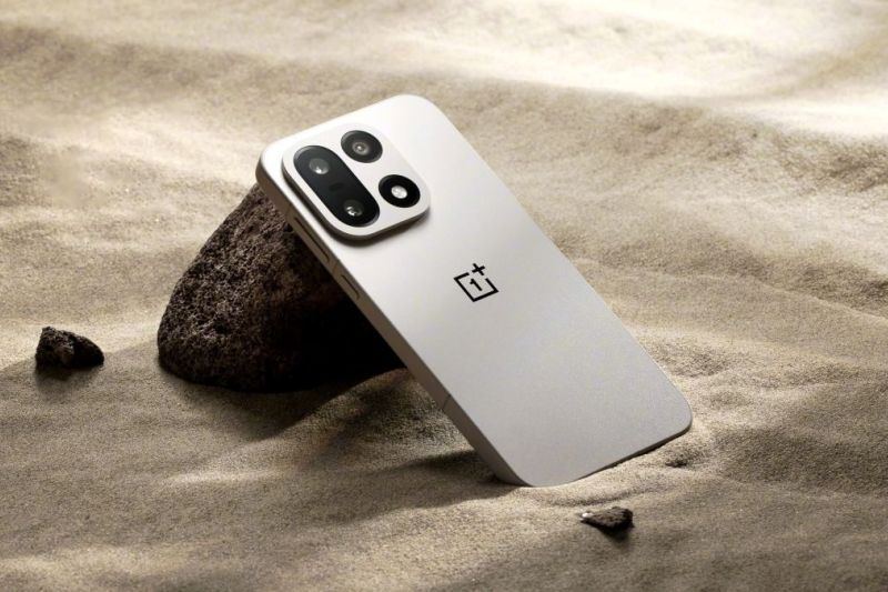 OnePlus 16 dikabarkan punya layar 165Hz dengan bezel paling tipis