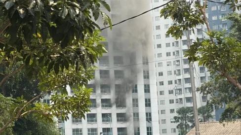 Kebakaran Apartemen di Tanah Abang Jakpus, Personel Damkar Evakuasi Korban Terjebak