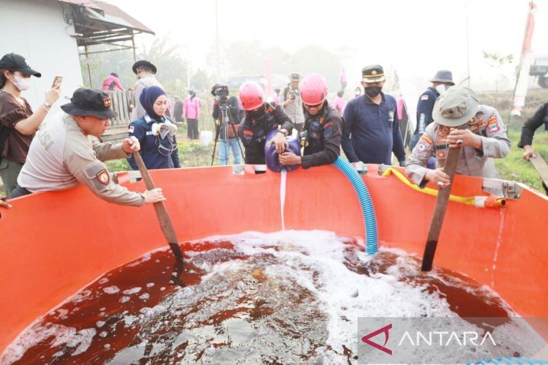 Melawan karhutla dengan kolam bioflok dan pipa suntik gambut