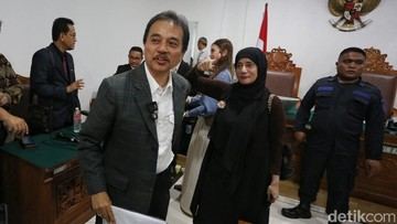 Penerbangan Hakim Terdampak Abu Vulkanik, Sidang Praperadilan Roy Suryo Ditunda