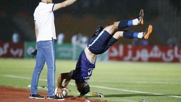 Pemain Ini Lagi-lagi Bikin Assist Salto Lemparan ke Dalam