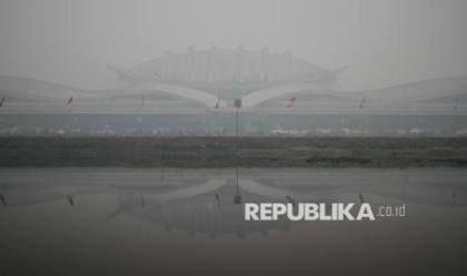 Terhalang Kabut Asap, Pesawat Menhut Raja Juli Gagal Mendarat di Pontianak