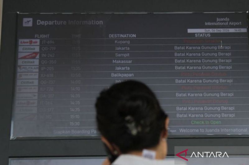 66 penerbangan melalui Juanda batal dampak erupsi Anak Krakatau