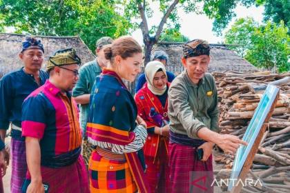 Putri Victoria puji kearifan Desa Adat Karang Bajo Bayan jaga alam