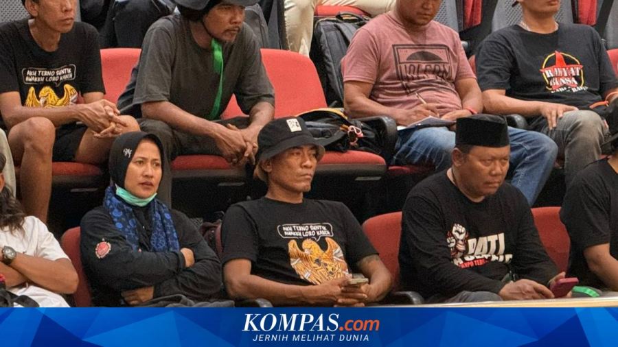 Pakai Kaus dan Topi Hitam, Begini Gaya Botok Pati Duduk di Ruang Rapat Paripurna DPR