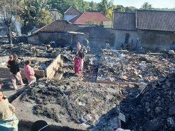 Kemensos Kirim Bantuan untuk Korban Kebakaran Kampung Adat Sade NTB