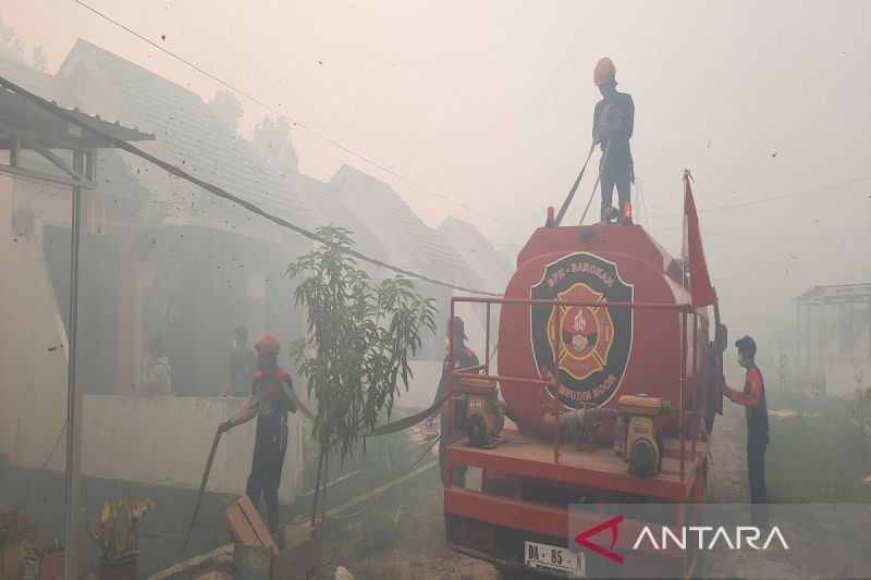 Karhutla kepung perumahan dekat Bandara Internasional Syamsudin Noor