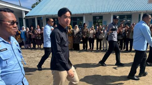 Gibran Bagikan Kipas Angin hingga Lampu ke Sekolah Terdampak Banjir Bandang Sumut