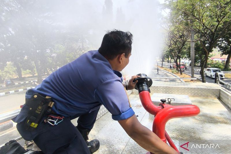 Pemkab Bogor semprot jalan di 11 wilayah, kurangi dampak abu vulkanik
