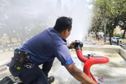 Pemkab Bogor semprot jalan di 11 wilayah, kurangi dampak abu vulkanik