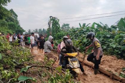 Polisi atur lalu lintas jalur Trans Sulawesi di Parimo akibat banjir
