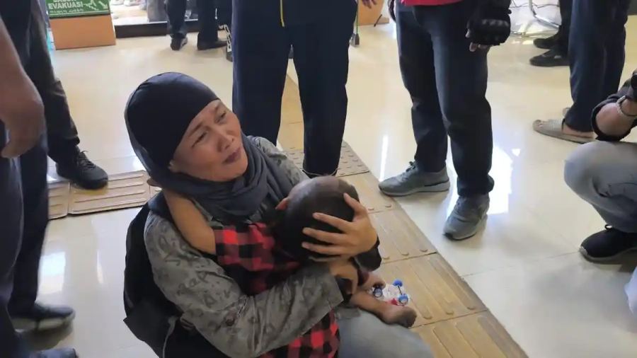 Harap Suami Dapat Keadilan, Tangis Kumala Gendong Anak Pecah hingga Bersujud di PN Sungguminasa