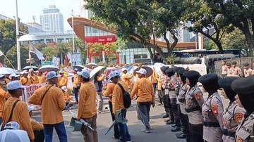 Asosiasi Petani Tebu Demo di Monas, Polisi Kawal hingga Bagikan Makanan